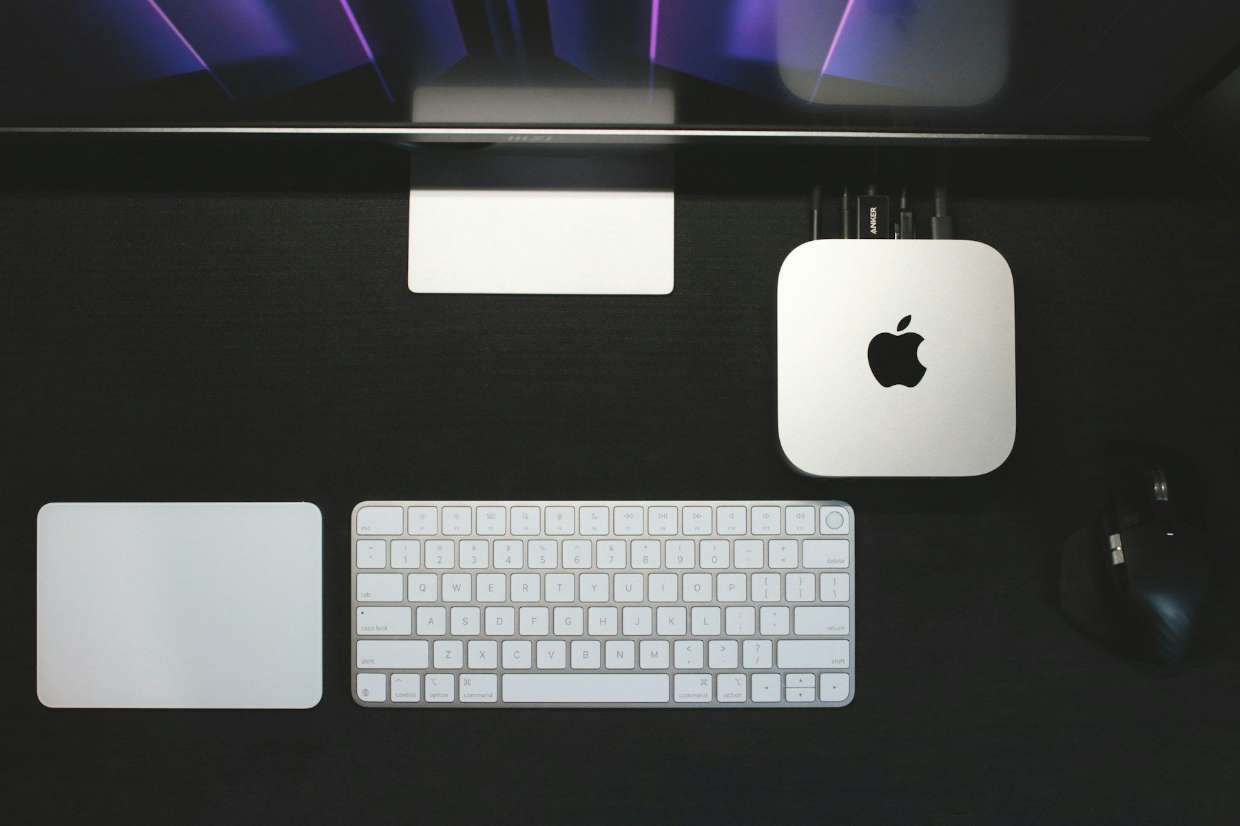 Mac miniとキーボードを備えたローカル制作環境